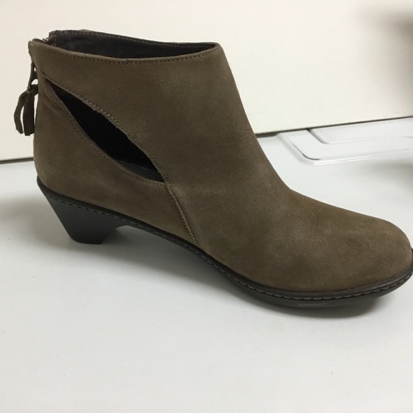 Dansko Bonita tan suede ankle boot with cut outs / EUC - Picture 9 of 16